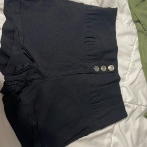 Black body central shorts